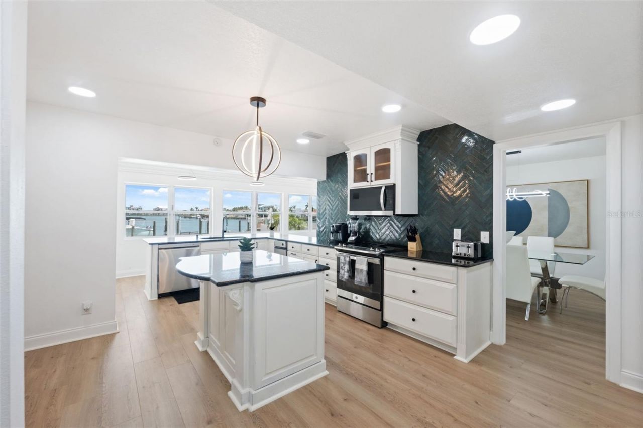 900 79th Street S, Saint Petersburg, FL 33707 Photo