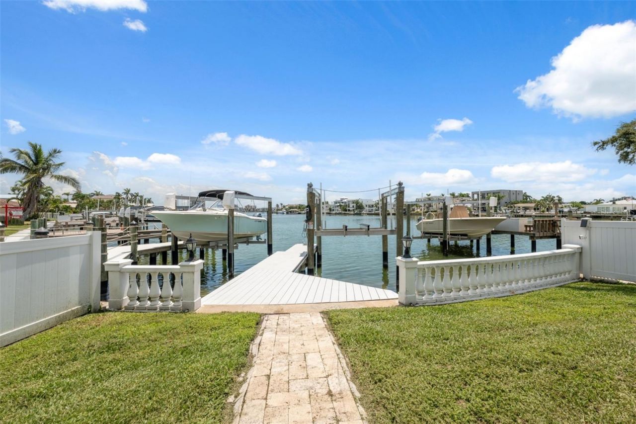 900 79th Street S, Saint Petersburg, FL 33707 Photo