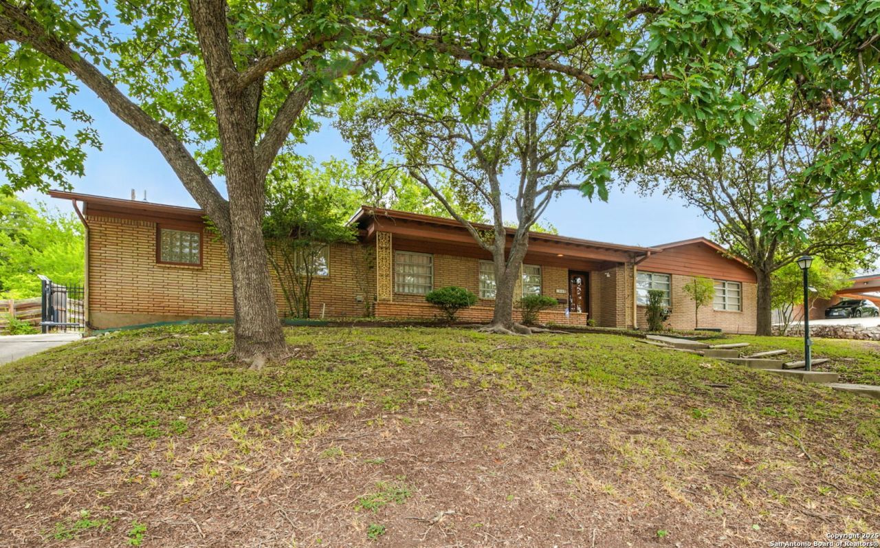 207 E Woodlake Dr., San Antonio, TX 78229 Main Photo