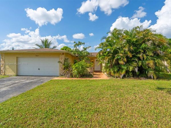 7821 NW 45th St, Lauderhill, FL 33351