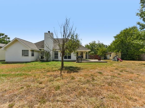 184 Meadow Ln, Martindale, TX 78655