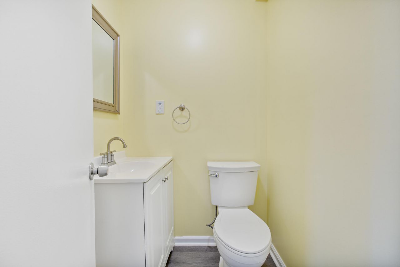 113 Center Street Photo 25