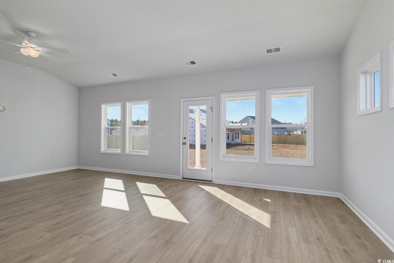 328 Garden Grove St Photo 9