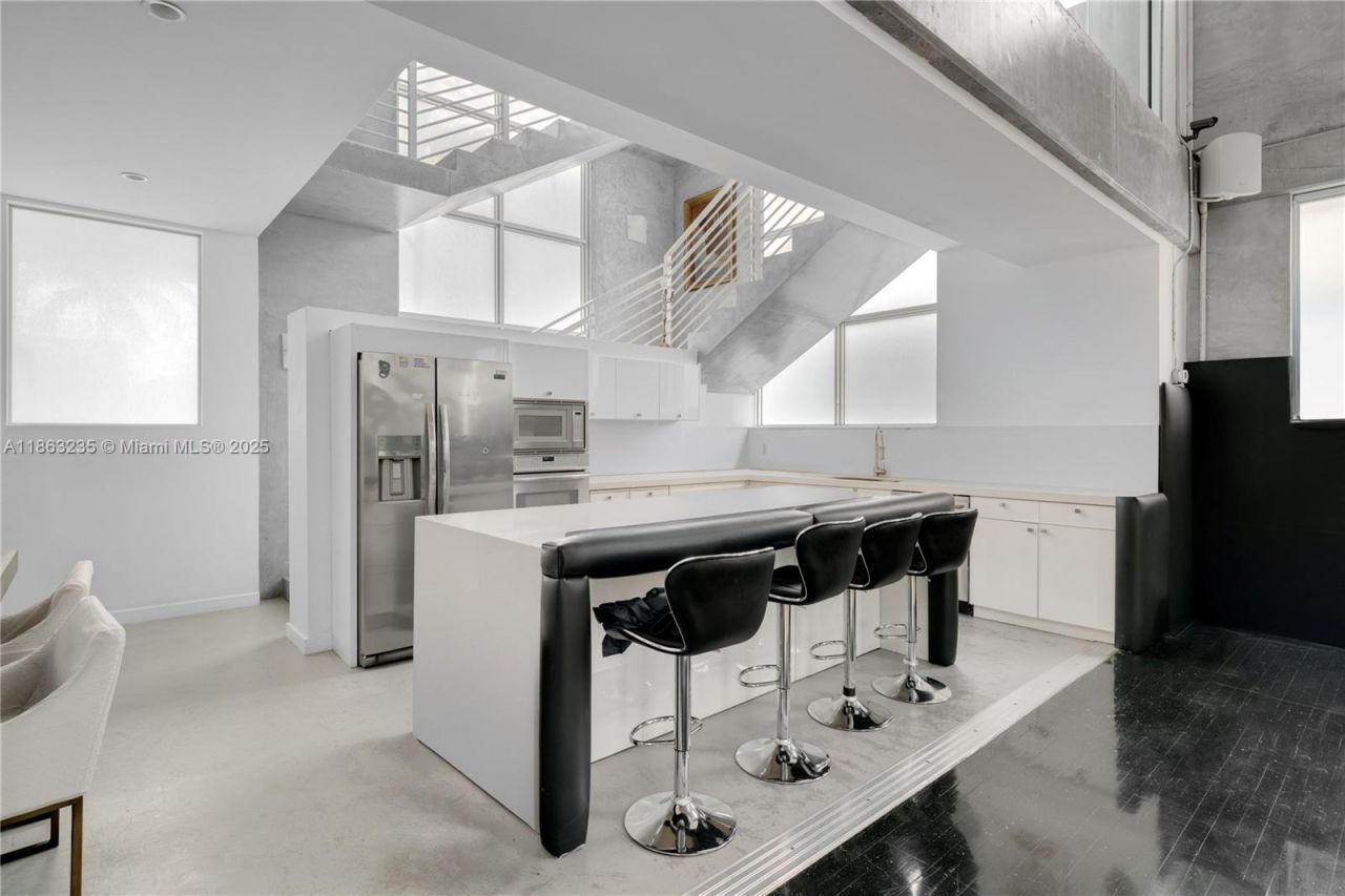 980 W 48th St, Miami Beach, FL 33140 Photo