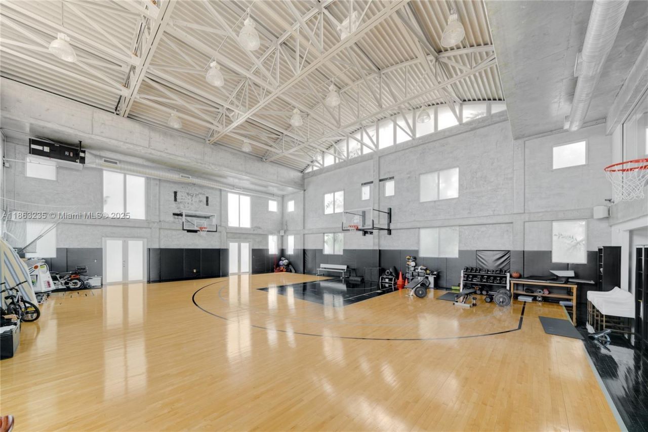 980 W 48th St, Miami Beach, FL 33140 Photo