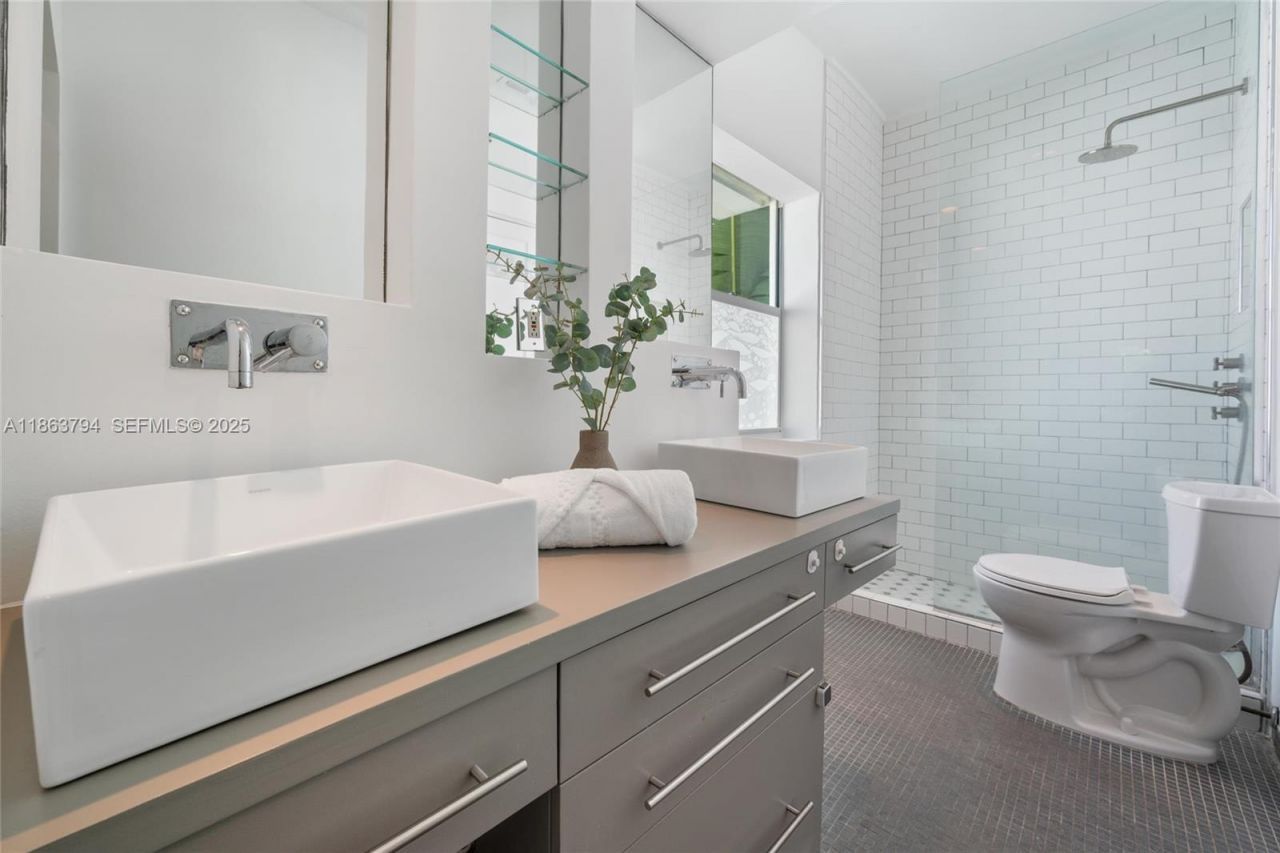 4015 N Meridian Ave, Unit 4, Miami Beach, FL 33140 Photo