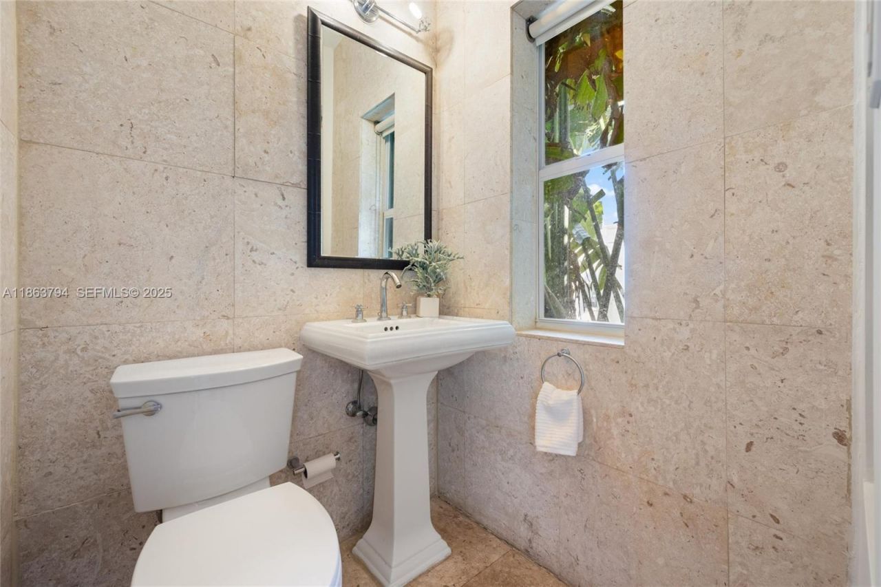 4015 N Meridian Ave, Unit 4, Miami Beach, FL 33140 Photo