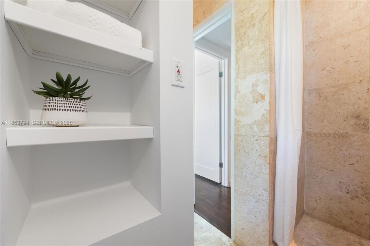 4015 N Meridian Ave, Unit 4, Miami Beach, FL 33140 Photo