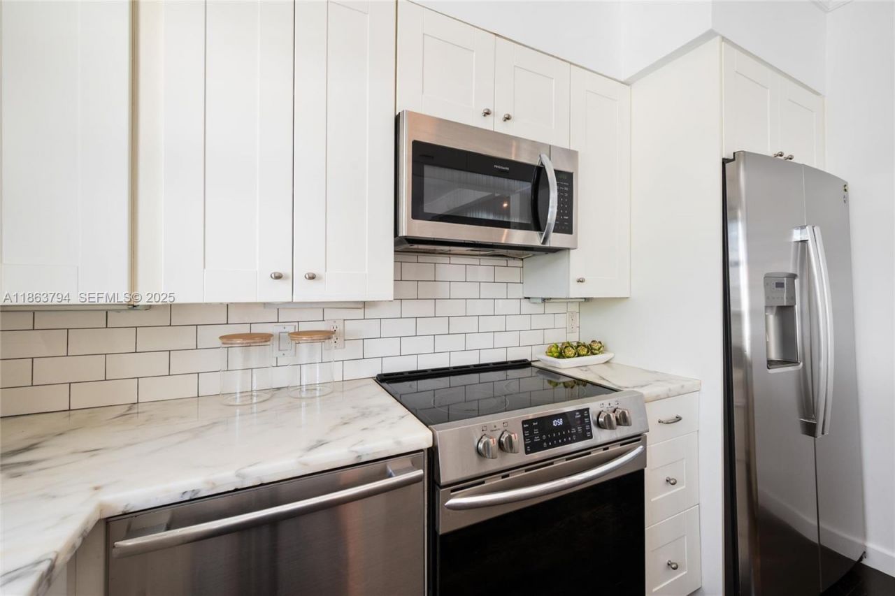 4015 N Meridian Ave, Unit 4, Miami Beach, FL 33140 Photo