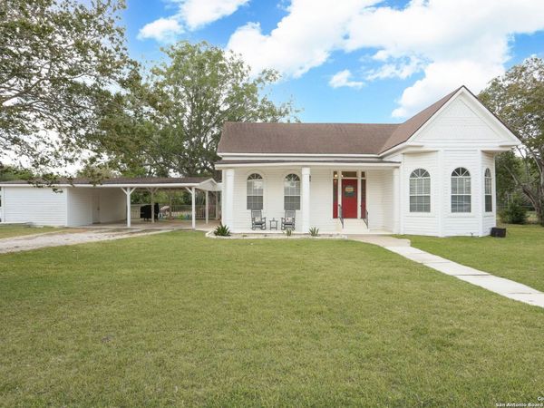 1503 S 2nd Street, Floresville, TX 78114