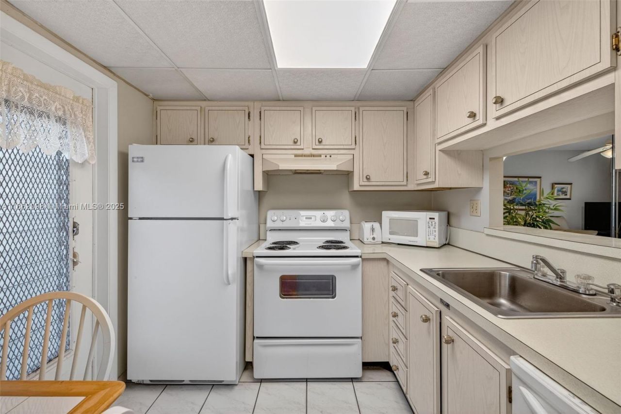 4706 NW 36th St, Unit 402, Lauderdale Lakes, FL 33319 Photo