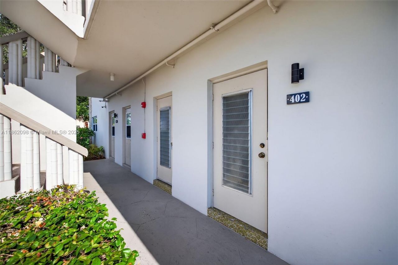 4706 NW 36th St, Unit 402, Lauderdale Lakes, FL 33319 Photo