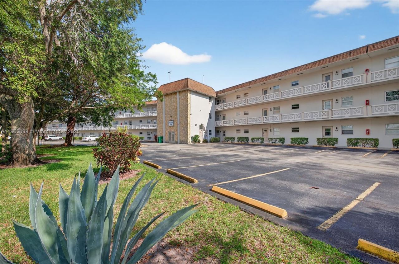 4706 NW 36th St, Unit 402, Lauderdale Lakes, FL 33319 Photo