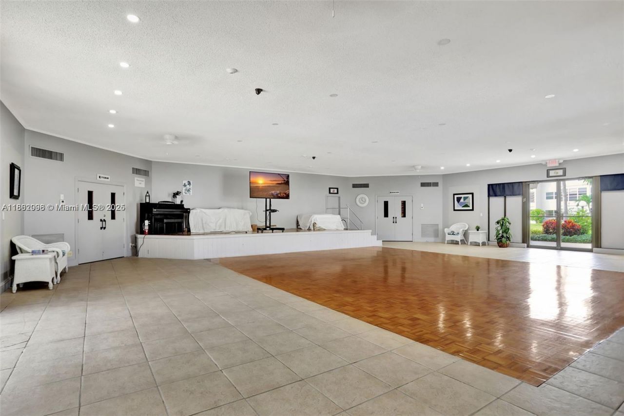 4706 NW 36th St, Unit 402, Lauderdale Lakes, FL 33319 Photo