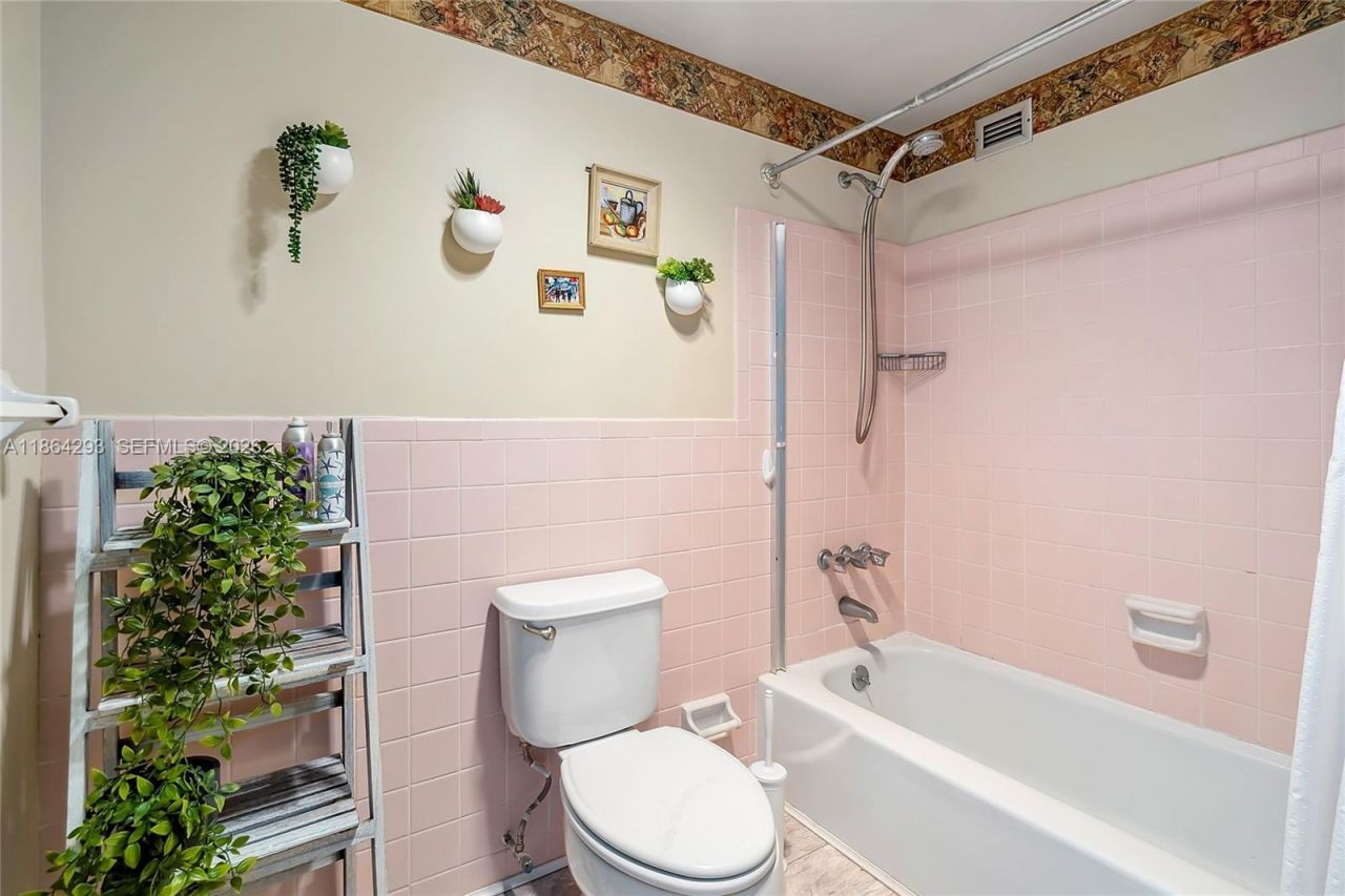 1825 S Ocean Dr, Unit PH-1, Hallandale Beach, FL 33009 Photo