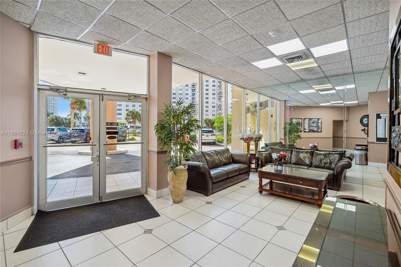 1825 S Ocean Dr, Unit PH-1, Hallandale Beach, FL 33009 Photo