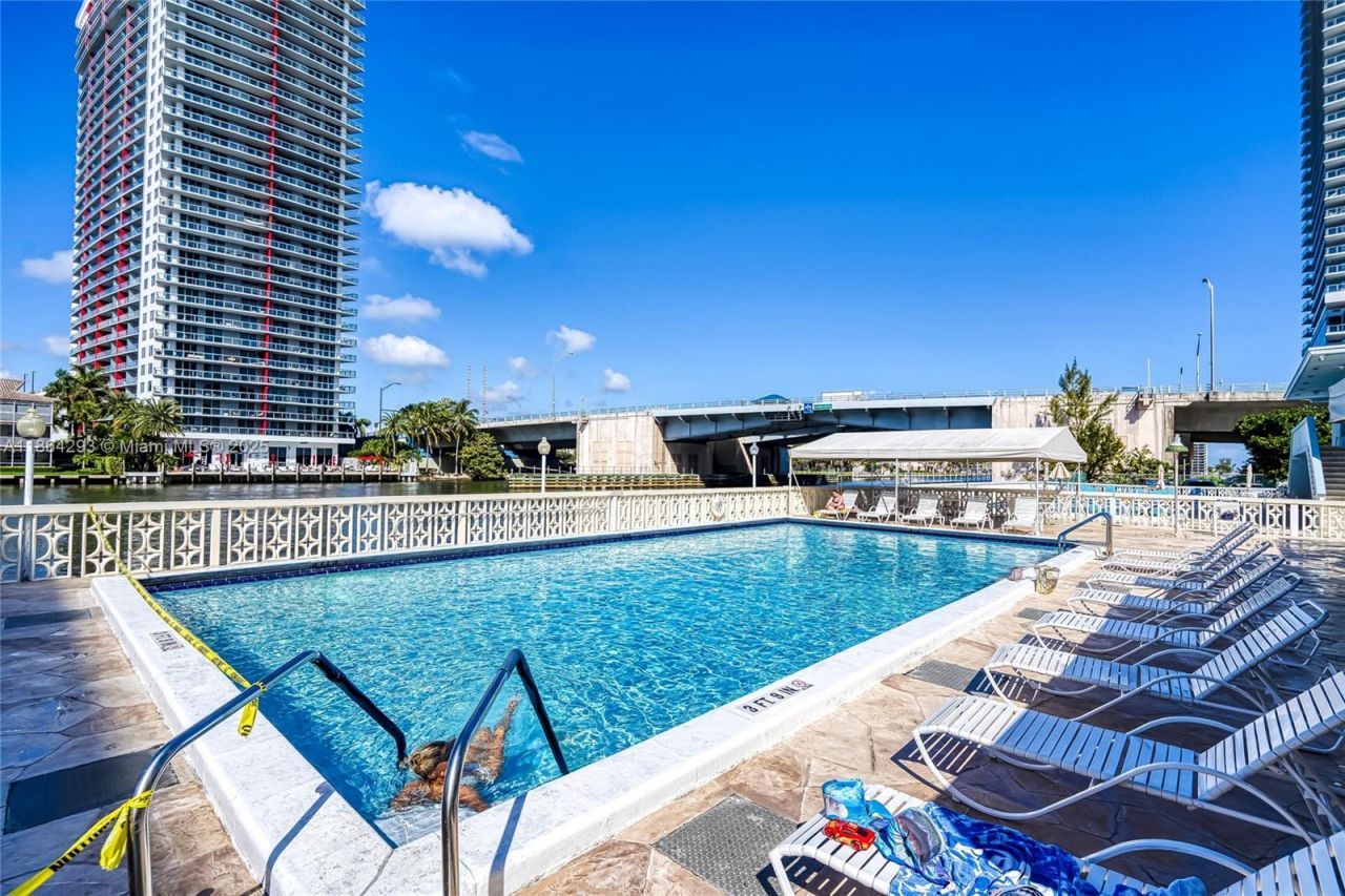 1825 S Ocean Dr, Unit PH-1, Hallandale Beach, FL 33009 Photo