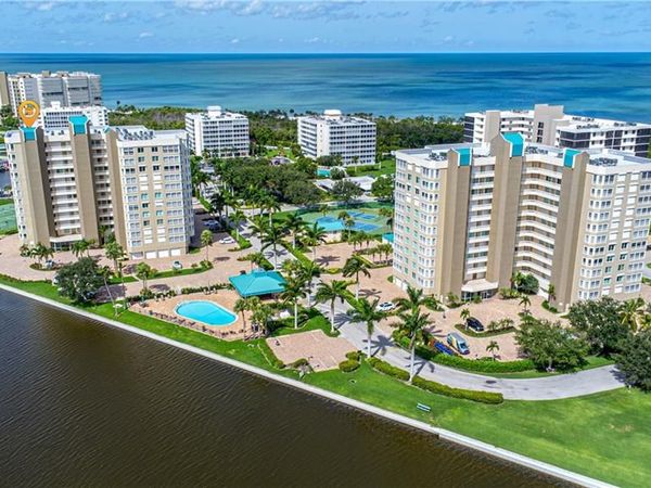 25 Bluebill AVE, Unit 301, NAPLES, FL 34108