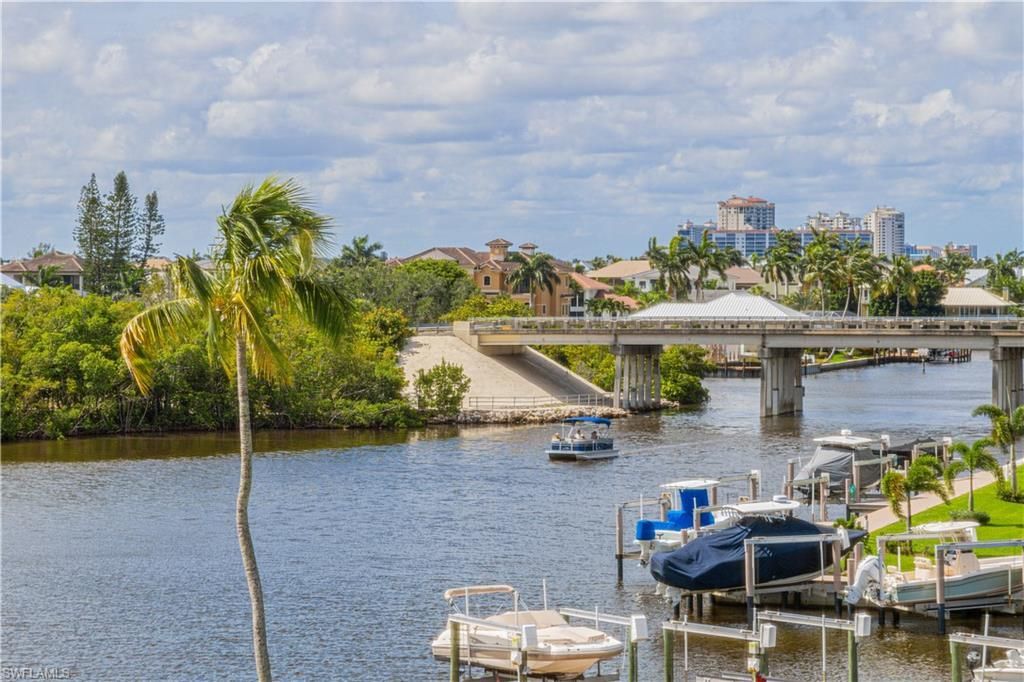 25 Bluebill Ave, Unit 301, Naples, FL 34108 Photo