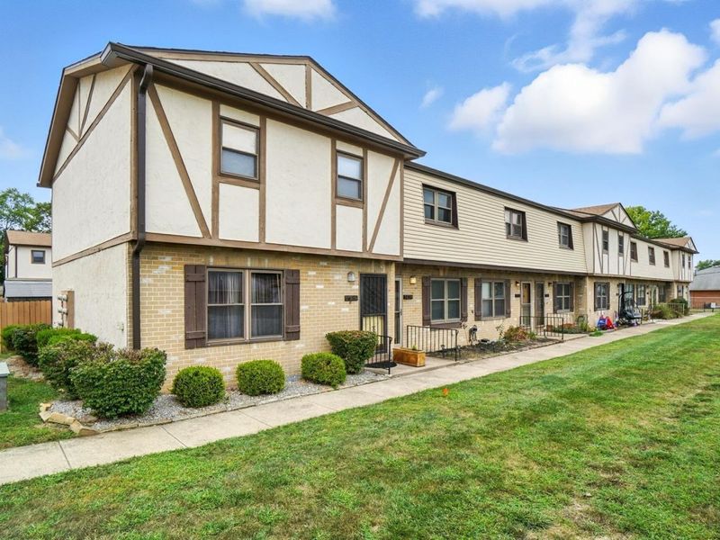 3828 Queen Anne Place, Unit B8, Grove City, OH 43123 Photo 1