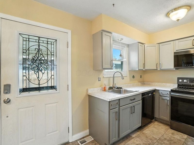 3828 Queen Anne Place, Unit B8, Grove City, OH 43123 Photo 6