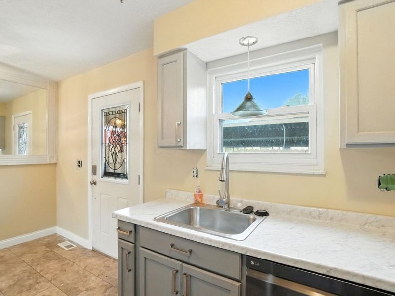 3828 Queen Anne Place, Unit B8, Grove City, OH 43123 Photo 9