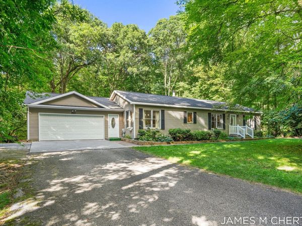5621 Pine Island Drive NE, Comstock Park, MI 49321