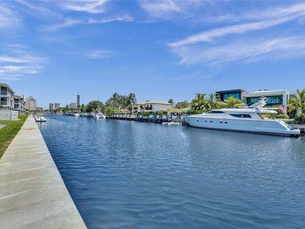 455 Paradise Isle Blvd, Unit 104, Hallandale Beach, FL 33009