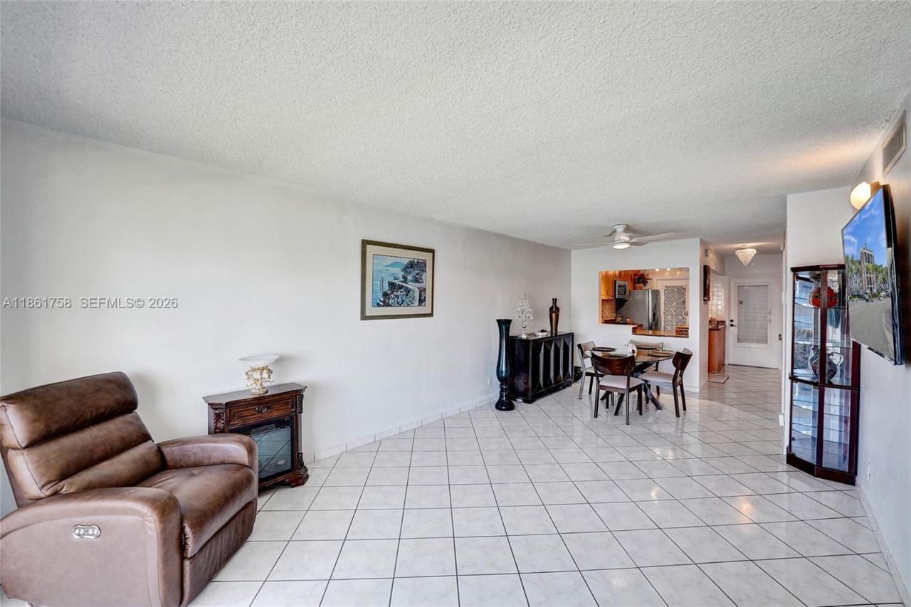 455 Paradise Isle Blvd, Unit 104, Hallandale Beach, FL 33009 Photo