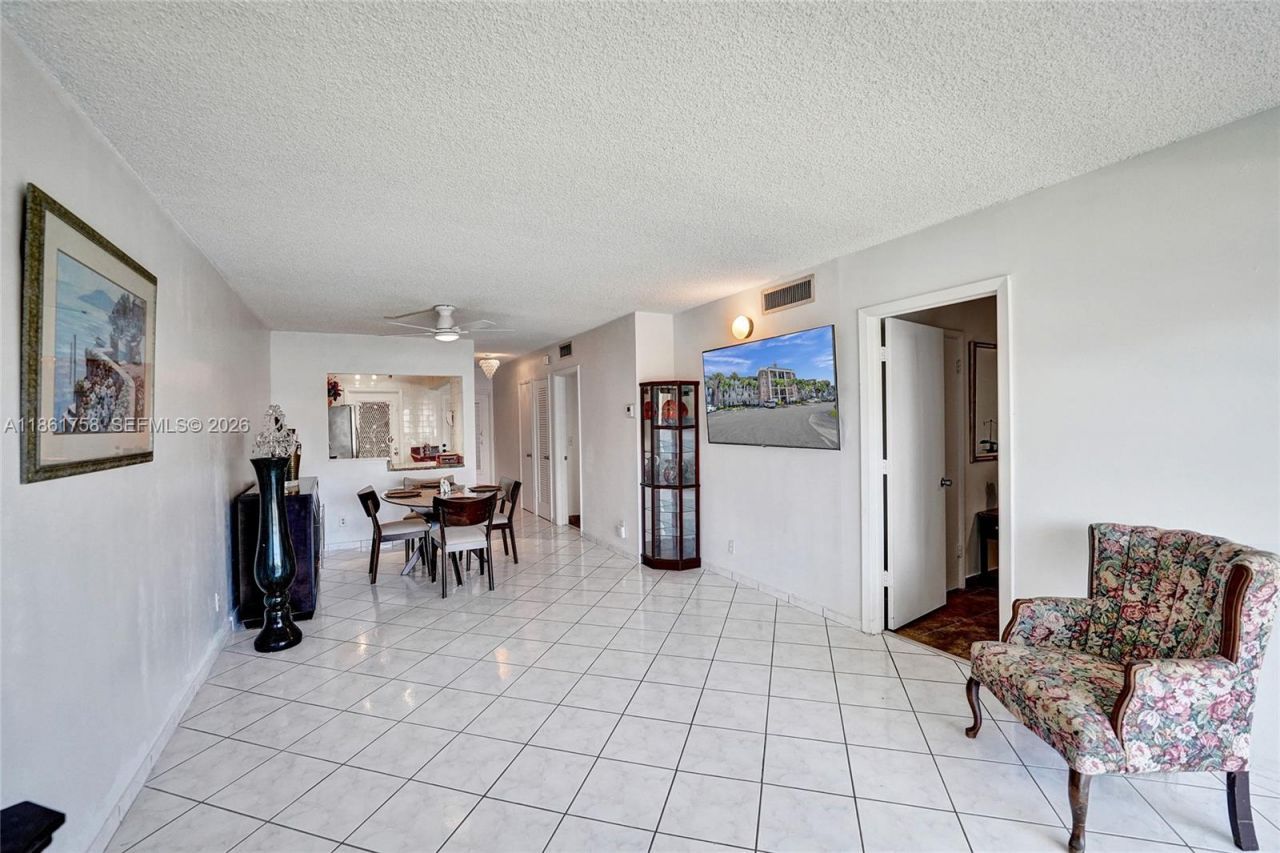 455 Paradise Isle Blvd, Unit 104, Hallandale Beach, FL 33009 Photo
