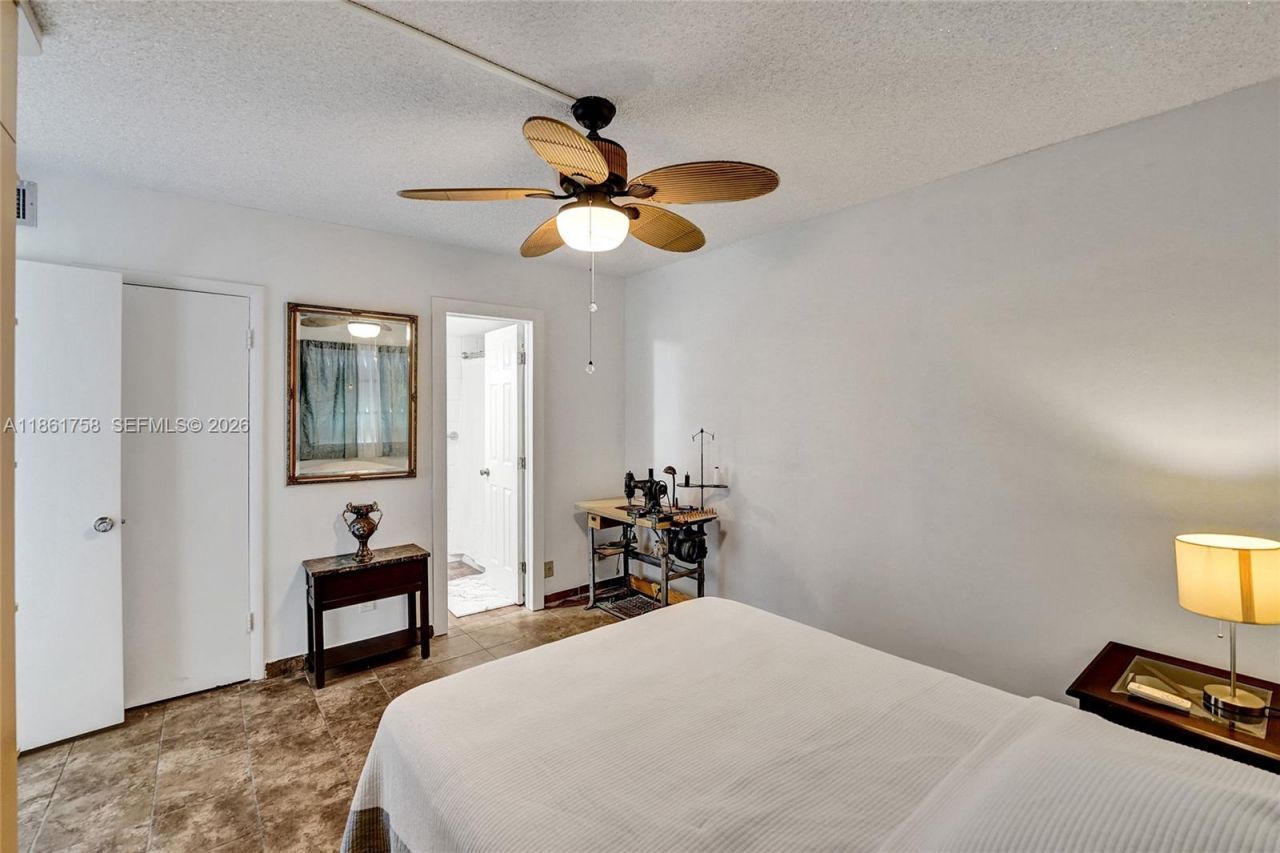 455 Paradise Isle Blvd, Unit 104, Hallandale Beach, FL 33009 Photo