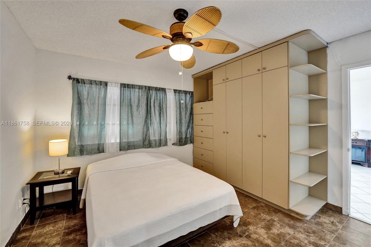 455 Paradise Isle Blvd, Unit 104, Hallandale Beach, FL 33009 Photo