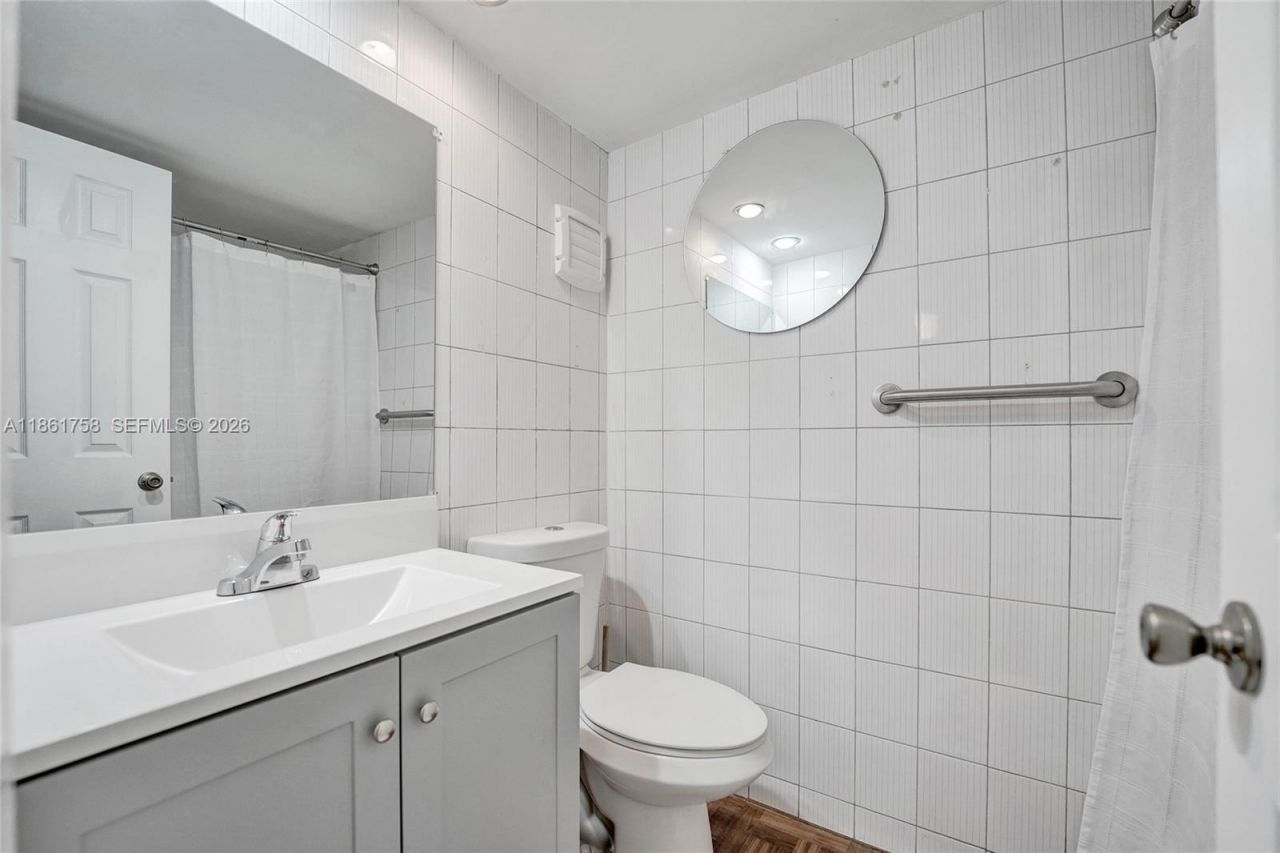 455 Paradise Isle Blvd, Unit 104, Hallandale Beach, FL 33009 Photo