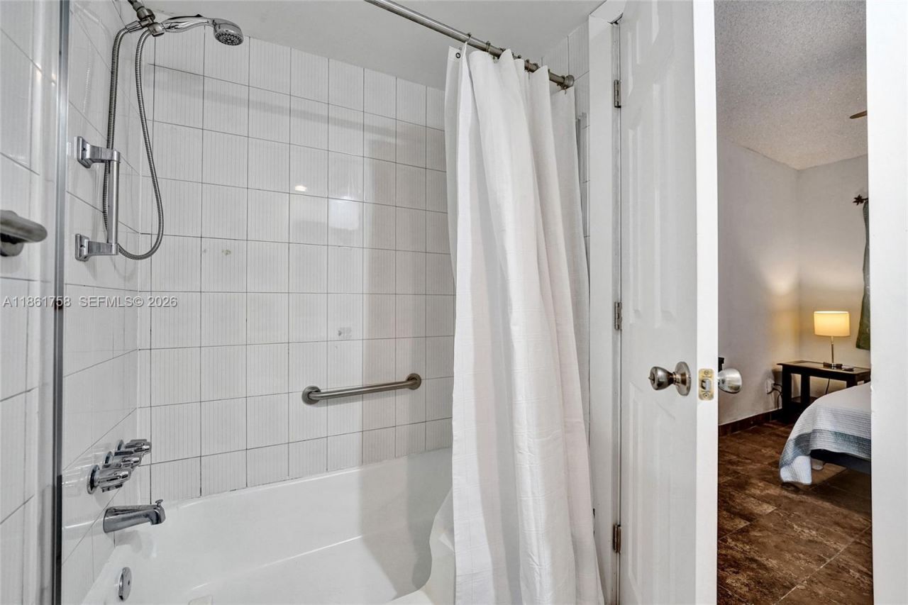 455 Paradise Isle Blvd, Unit 104, Hallandale Beach, FL 33009 Photo