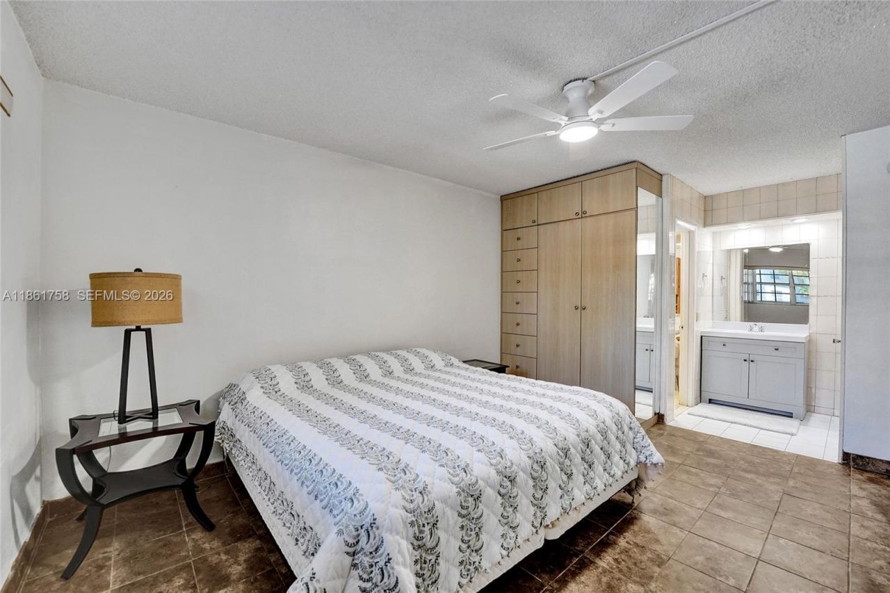 455 Paradise Isle Blvd, Unit 104, Hallandale Beach, FL 33009 Photo