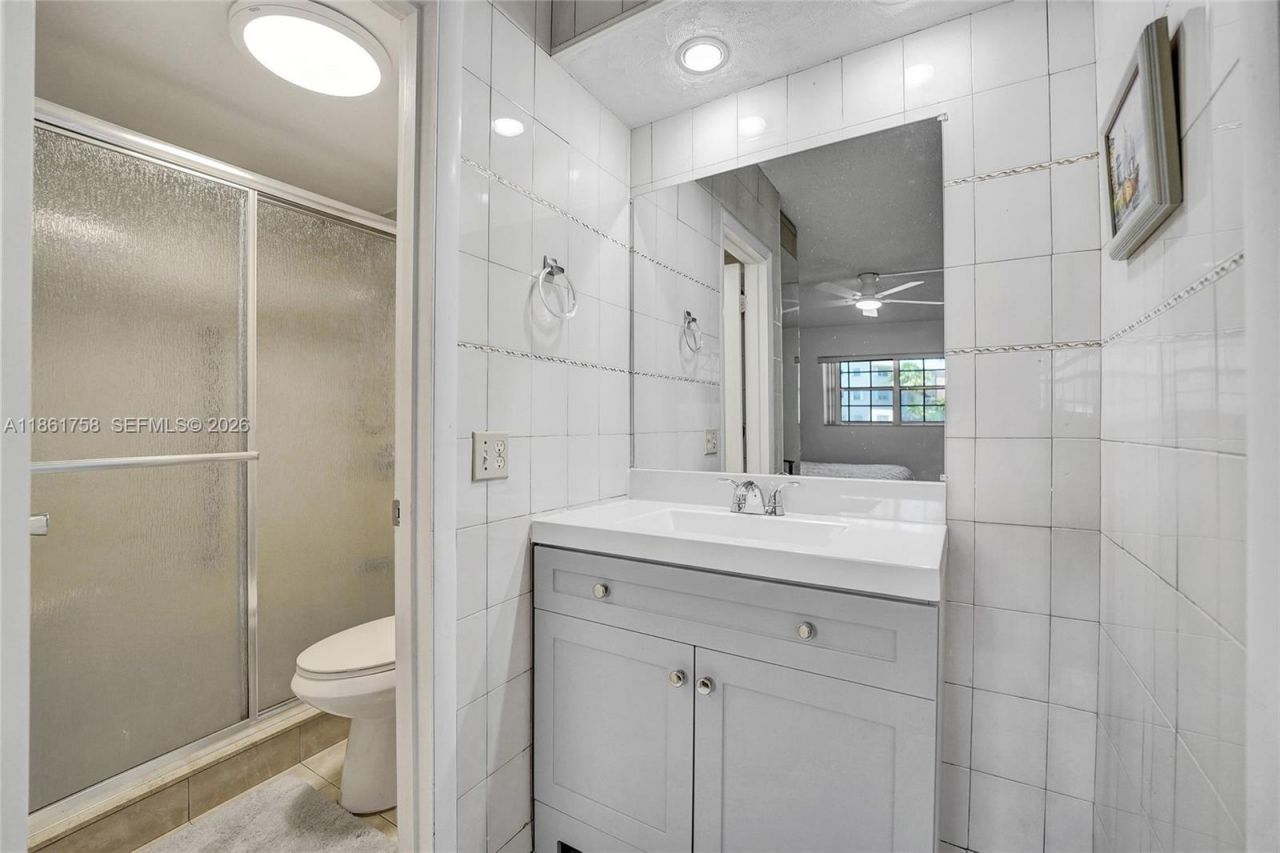 455 Paradise Isle Blvd, Unit 104, Hallandale Beach, FL 33009 Photo