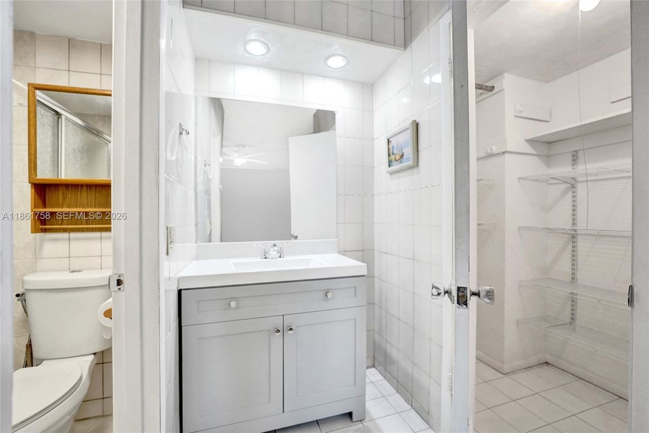 455 Paradise Isle Blvd, Unit 104, Hallandale Beach, FL 33009 Photo