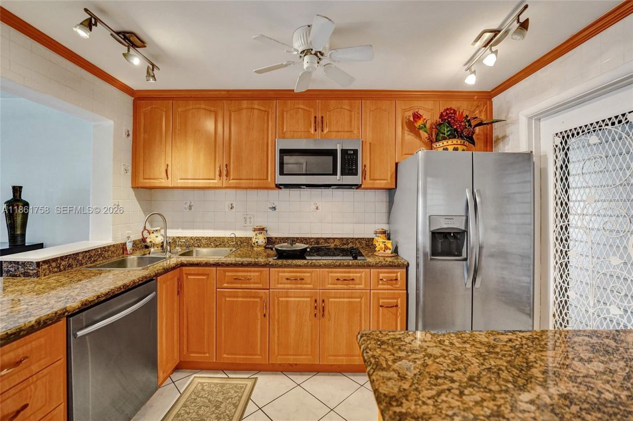 455 Paradise Isle Blvd, Unit 104, Hallandale Beach, FL 33009 Photo