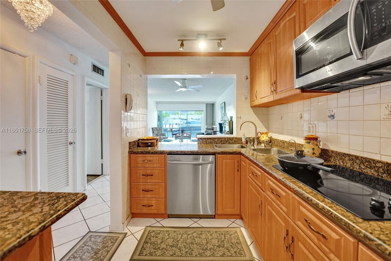 455 Paradise Isle Blvd, Unit 104, Hallandale Beach, FL 33009 Photo