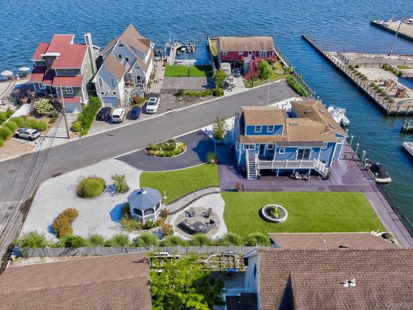 2 Bayview Avenue E, Lindenhurst, NY 11757