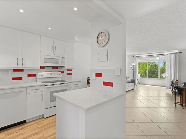 9660 Sunrise Lakes Boulevard, Unit 208, Sunrise, FL 33322