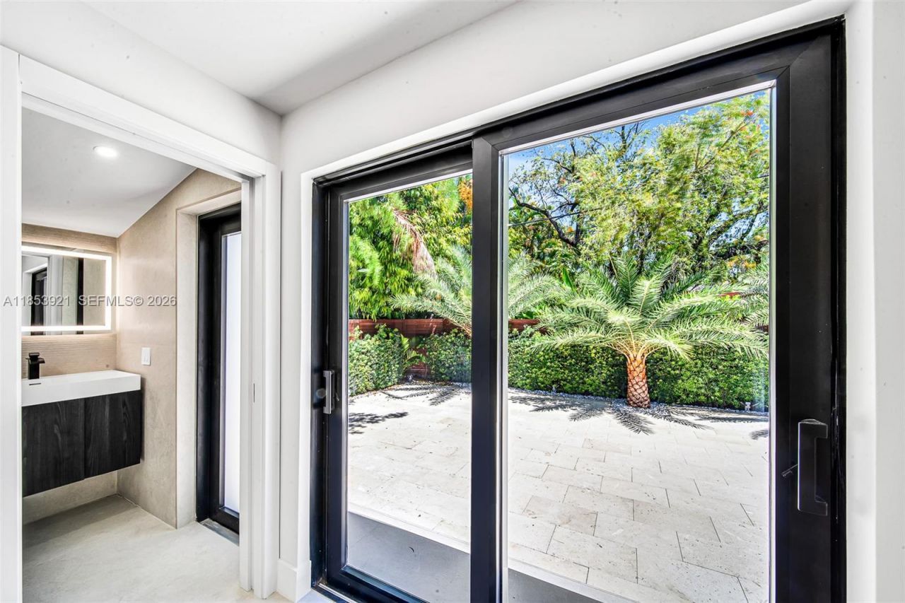 899 NE 71st St, Miami, FL 33138 Photo