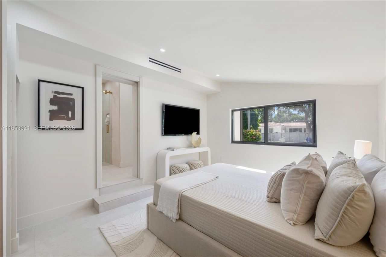 899 NE 71st St, Miami, FL 33138 Photo