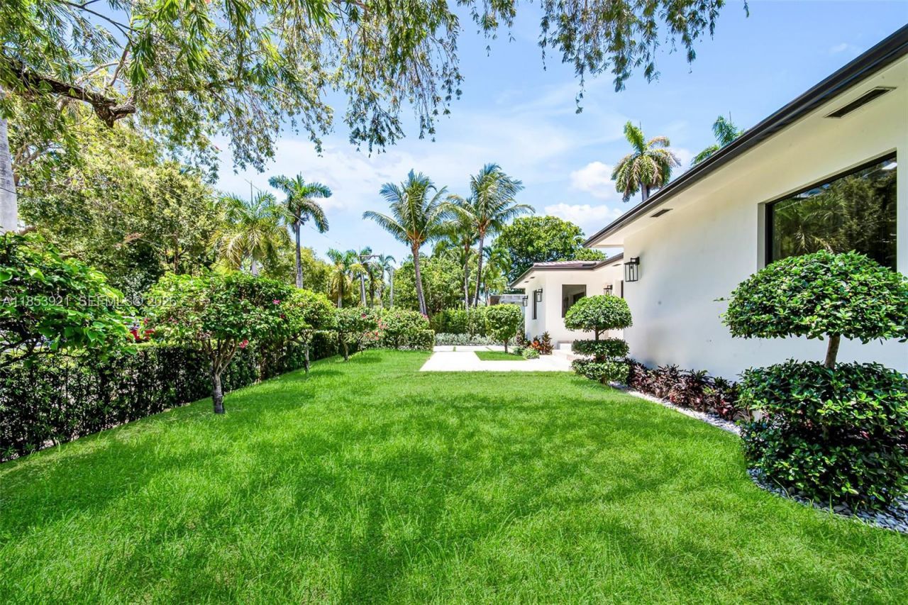 899 NE 71st St, Miami, FL 33138 Photo