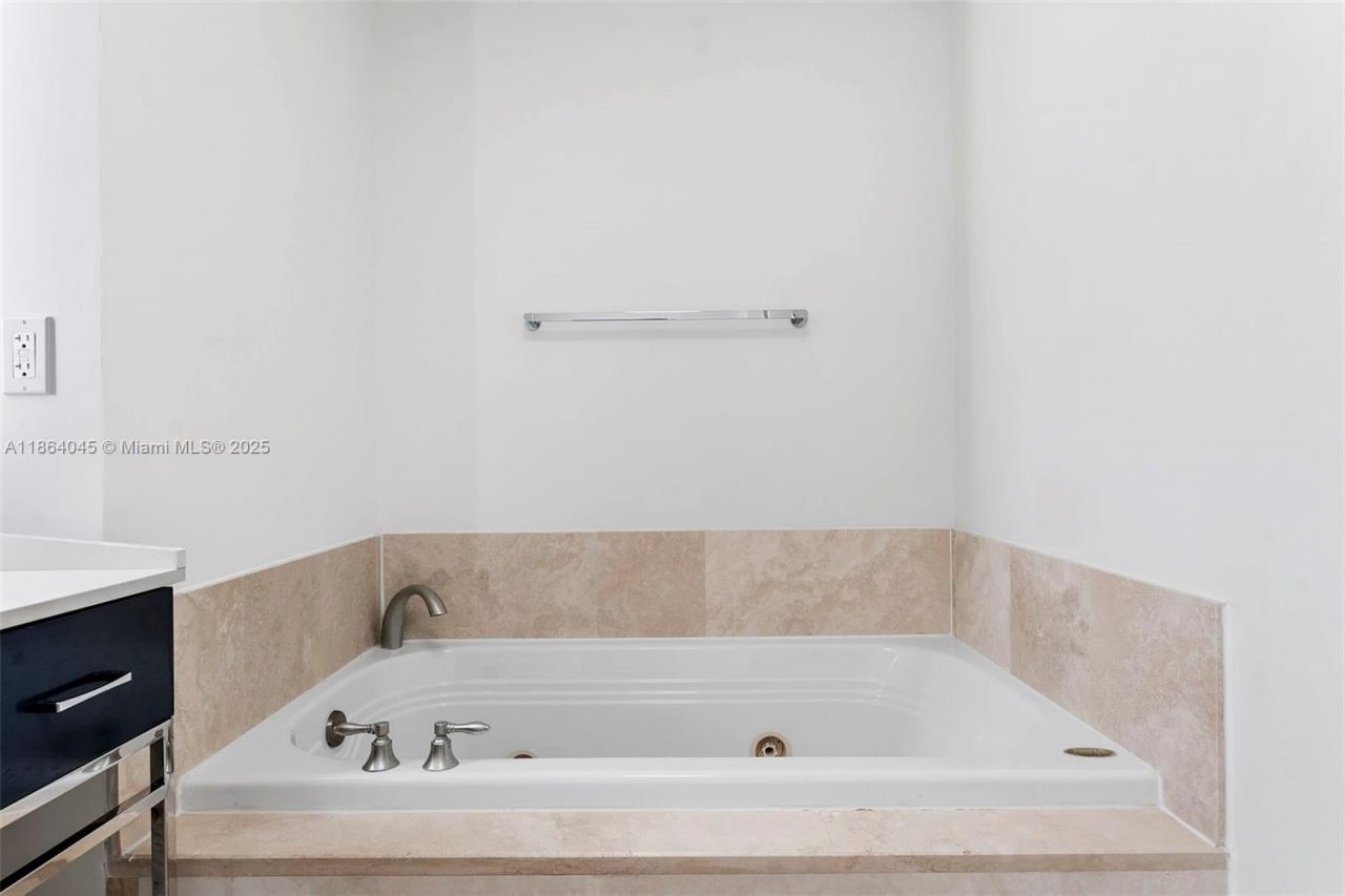 4401 Collins Ave, Unit 2907, Miami Beach, FL 33140 Photo