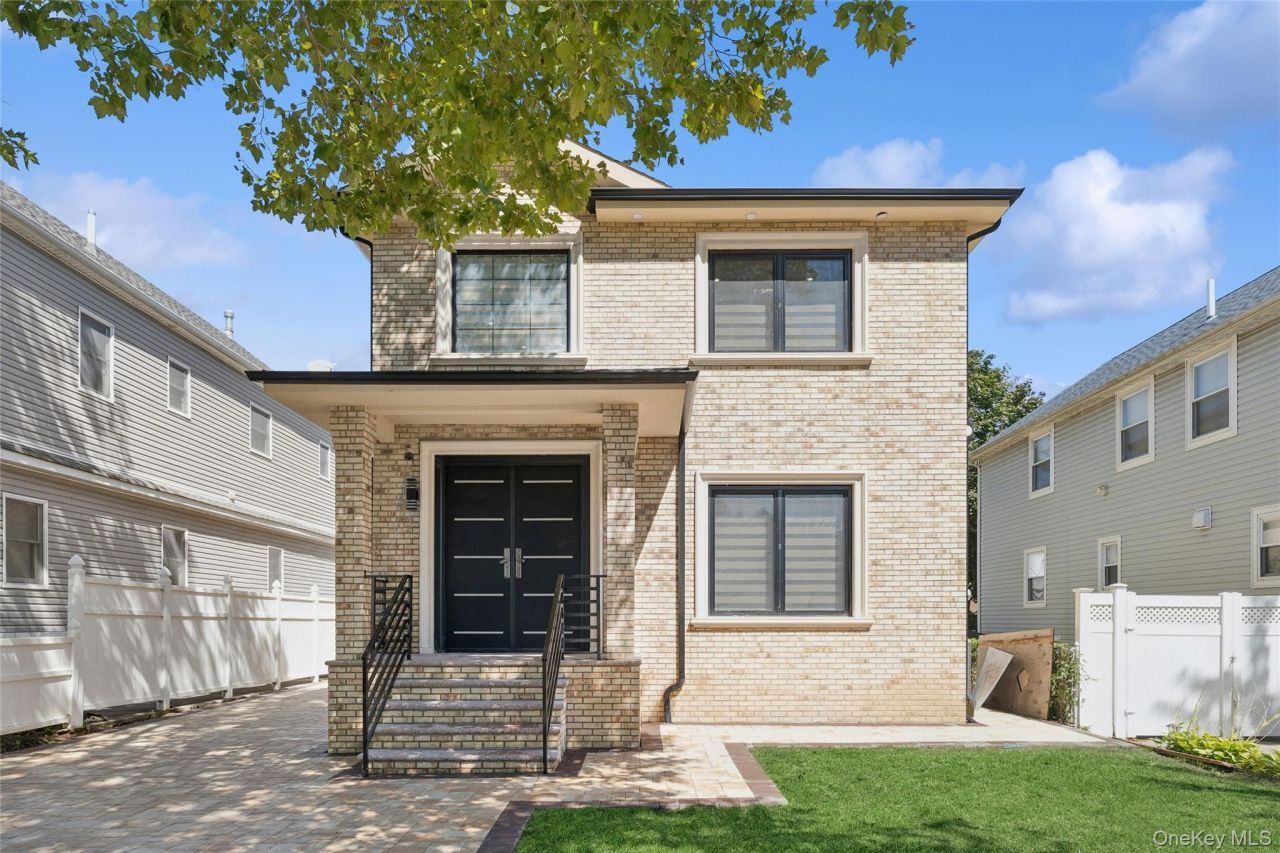 81-25 265th Street, Glen Oaks, NY 11004 Main Photo