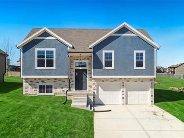 18410 Rock Creek Drive, Smithville, MO 64089