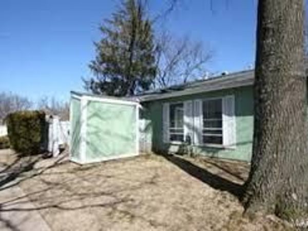 2452 Forest Shadows Drive, St Louis, MO 63136