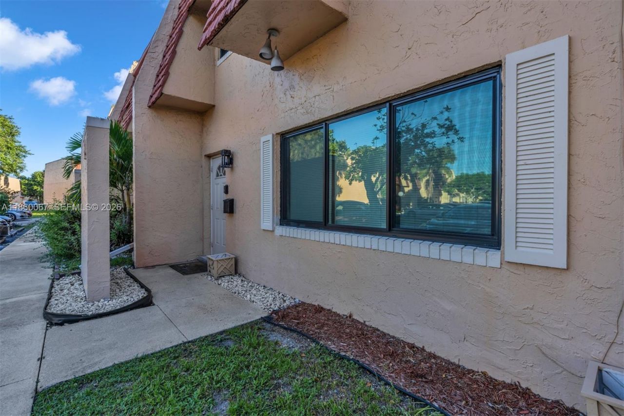 94 Pleasant Hill Ln, Tamarac, FL 33319 Photo