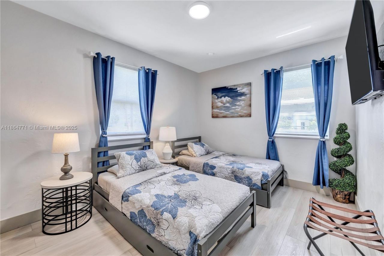 1390 NE 150th St, Miami, FL 33161 Photo